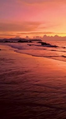 Sunset beach Khao Lak Tayland at. 