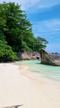Beyaz sahil ve turkuaz renkli okyanus Similan Adaları Tayland Phangnga 'da denizde dev kayalar var.