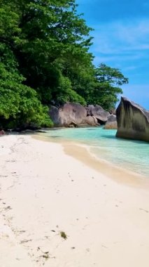 Beyaz sahil ve turkuaz renkli okyanus. Güneşli bir günde Similan Adaları Tayland 'da denizde dev kayalar var.