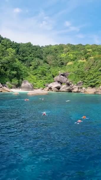 Pessoas Snorkeling Nas Ilhas Similan Islands Parque Nacional Tailândia Phangnga — Vídeo de Stock