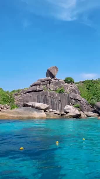 Белый Пляж Бирюзовый Океан Гигантскими Валунами Море Симиланских Островах Таиланд — стоковое видео