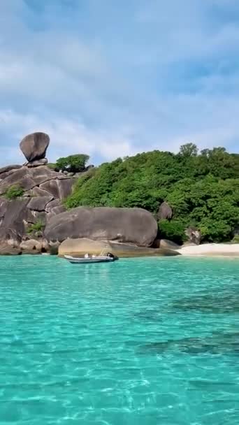 Белый Пляж Бирюзовый Океан Гигантскими Валунами Море Симиланских Островах Таиланда — стоковое видео