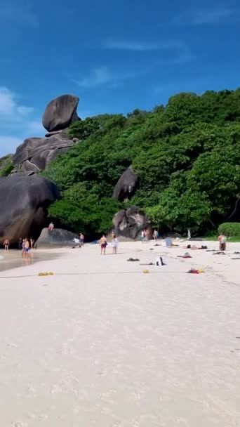 在泰国的象牙海岸 白色的海滩和草屋是彩色的海洋 海中有巨大的巨石 埃梅兰岛海滩的游客 — 图库视频影像