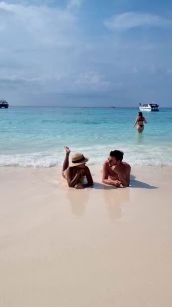 Hombres Mujeres Una Playa Blanca Turqouse Océano Color Con Rocas — Vídeo de stock