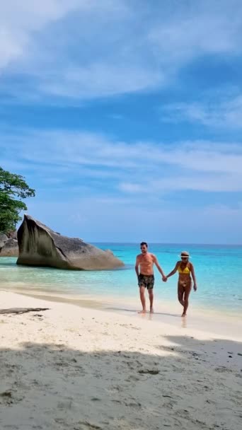Pár Mužů Žen Bílé Pláži Tyrkysově Zbarvený Oceán Similan Islands — Stock video