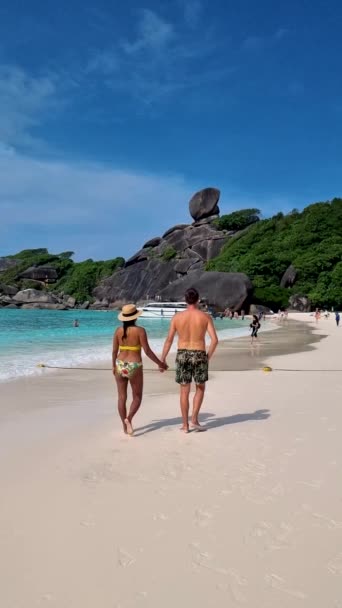 Casal Homens Mulheres Uma Praia Branca Similan Islands Tailândia — Vídeo de Stock