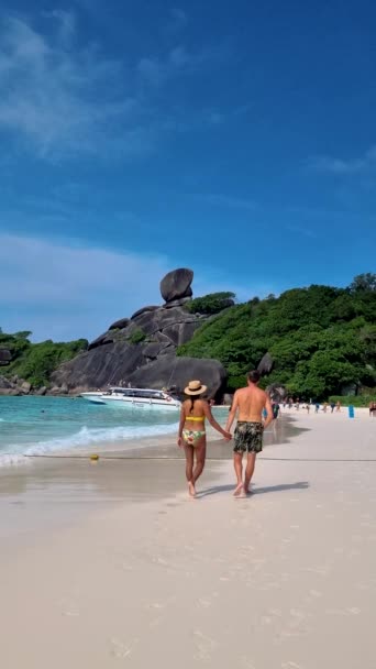 Par Homens Caucasianos Mulheres Tailandesas Uma Praia Branca Turqouse Colorido — Vídeo de Stock