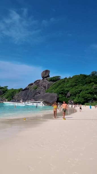 Similan Adaları Tayland Denizde Dev Kaya Kütleleri Olan Beyaz Bir — Stok video