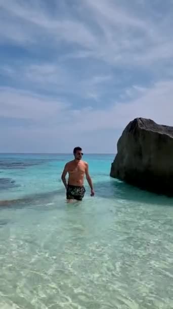 Sahilde Turkuvaz Renkli Okyanuslarda Similan Adaları Tayland Denizde Dev Kaya — Stok video