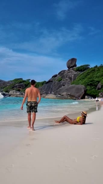 Paio Uomini Caucasici Donne Thailandesi Una Spiaggia Bianca Oceano Color — Video Stock