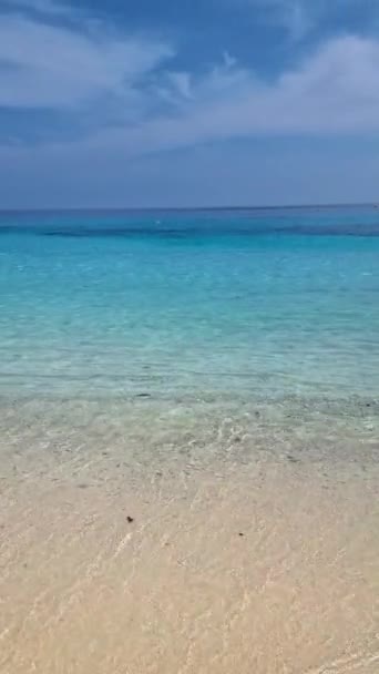 シミラン諸島の海に巨大な岩がある白いビーチとターコイズ色の海タイのパンガー — ストック動画