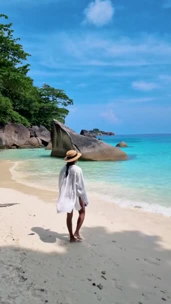 Tajska Kobieta Białej Plaży Turkusowy Kolorowy Ocean Gigantycznych Głazów Morzu — Wideo stockowe