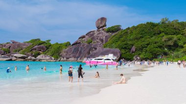 Similan Adaları Phangnga Tayland Kasım 2022, Similan adasında bir tur teknesi olan bir turist.