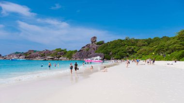 Similan Adaları Phangnga Tayland Kasım 2022, Similan adasında bir tur teknesi olan bir turist.