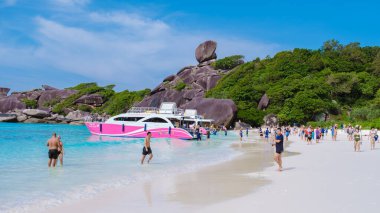 Similan Adaları Phangnga Tayland Kasım 2022, Similan adasında bir tur teknesi olan bir turist.