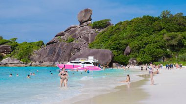 Similan Adaları Phangnga Tayland Kasım 2022, Similan adasında bir tur teknesi olan bir turist.