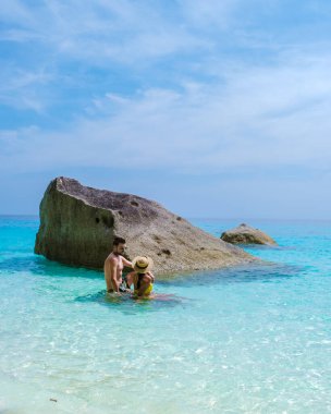 Similan Adaları Tayland 'ın turkuaz renkli okyanusunda dinlenen bir çift kadın ve erkek.. 