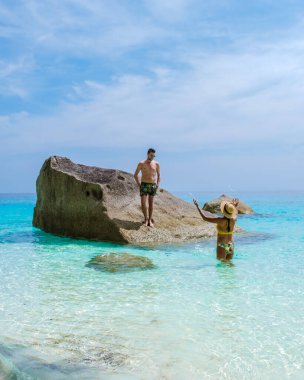 Similan Adaları Tayland 'ın turkuaz renkli okyanusunda yüzen bir çift erkek ve kadın.. 