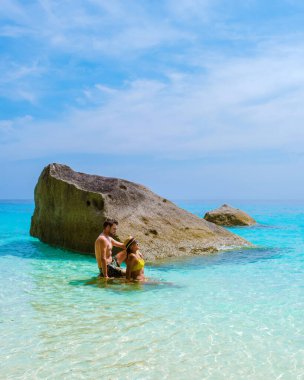Similan Adaları Tayland 'ın turkuaz renkli okyanusunda dinlenen bir çift kadın ve erkek.. 