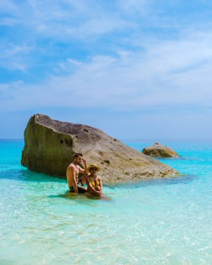 Similan Adaları Tayland 'ın turkuaz renkli okyanusunda yüzen bir çift erkek ve kadın.. 