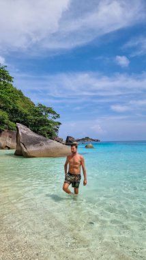 Tayland 'daki Similan Adaları sahilinde yüzen genç adamlar.