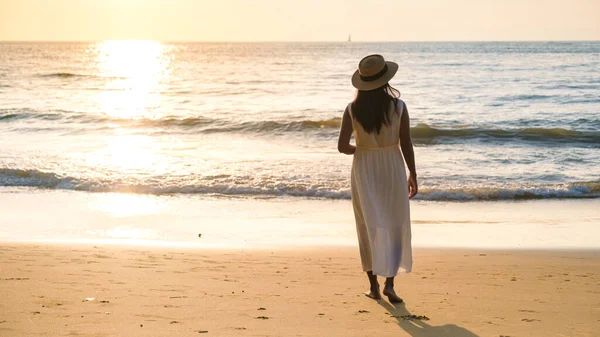 カオラック島の日没時にビーチでドレスウォークを持つアジア系タイ人女性タイ — ストック写真