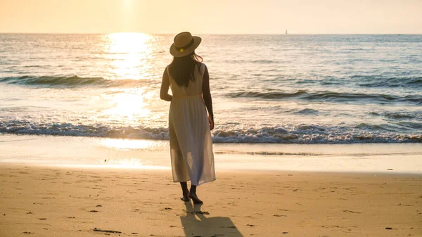 カオラックでの日没時にビーチでドレスウォークを持つタイ人女性タイ — ストック写真