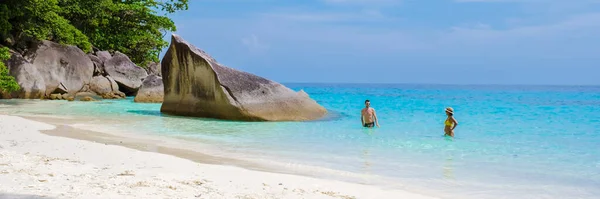 Par Homens Mulheres Praia Branca Tropical Com Turqouse Oceano Colorido — Fotografia de Stock