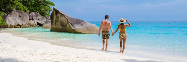 Par Hombres Mujeres Caminando Playa Tropical Blanca Con Turqouse Océano —  Fotos de Stock