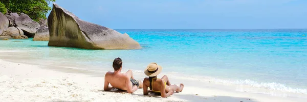 一对夫妇男人和女人躺在热带白沙滩上 船屋色的大海在泰国的相似岛屿上 — 图库照片