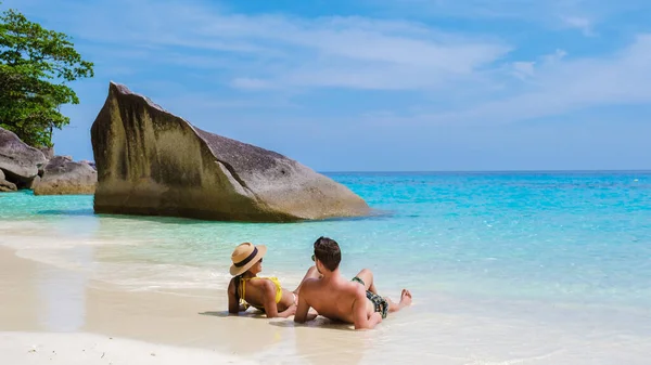Kilku Mężczyzn Kobiet Relaksujące Opalanie Się Tropikalnej Białej Plaży Turkusowym — Zdjęcie stockowe
