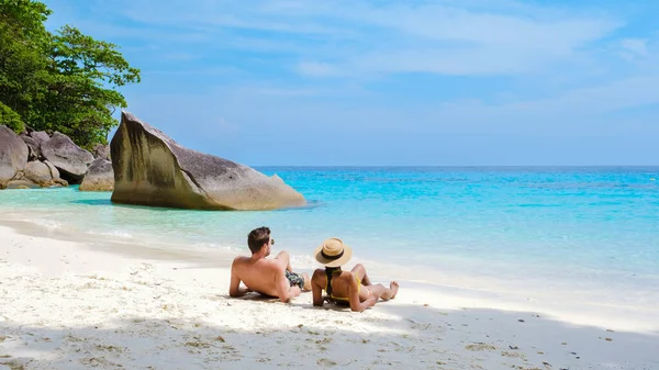 Пара Мужчин Женщин Расслабляющие Загорать Тропическом Белом Пляже Turqouse Цветной — стоковое фото