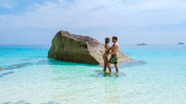 Couple Hommes Femmes Détendre Dans Océan Couleur Turqouse Des Îles — Photo