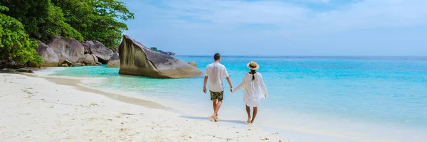 一对夫妇的男人和女人在热带白沙滩上与草屋色的海相似的泰国群岛 — 图库照片