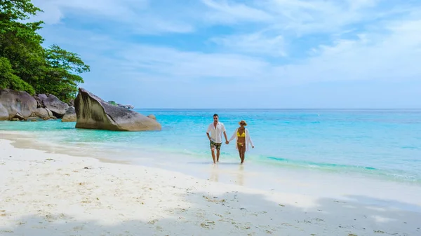 Ett Par Män Och Kvinnor Den Tropiska Vita Stranden Med — Stockfoto