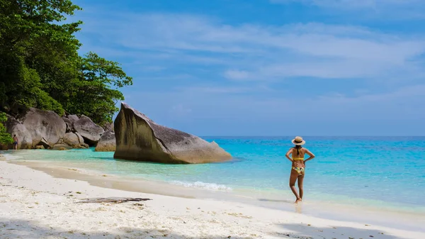 Las Mujeres Asiáticas Playa Tropical Blanca Con Turqouse Océano Color —  Fotos de Stock