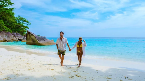 Ett Par Män Och Kvinnor Den Tropiska Vita Stranden Med — Stockfoto