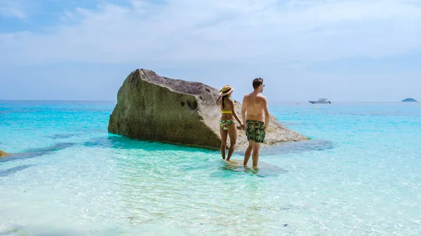 Similan Adaları Tayland Turkuaz Renkli Okyanusunda Dinlenen Bir Çift Kadın — Stok fotoğraf