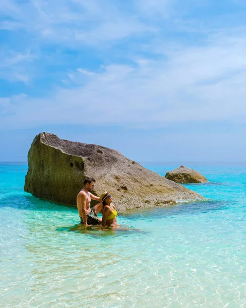 Ein Paar Männer Und Frauen Entspannen Sich Türkisfarbenen Meer Der — Stockfoto
