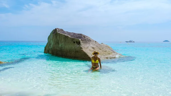 Similan Adaları Tayland Turkuaz Renkli Okyanusu Olan Tropikal Beyaz Plajda — Stok fotoğraf