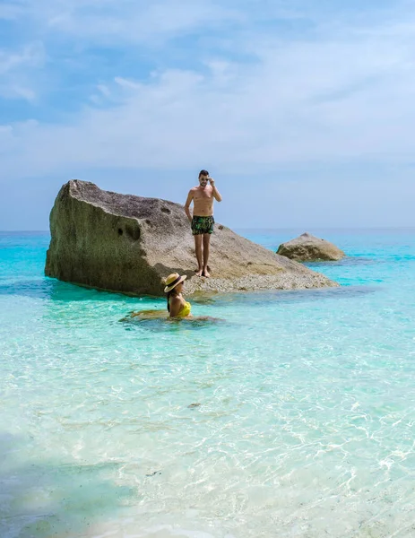 Similan Adaları Tayland Turkuaz Renkli Okyanusunda Dinlenen Bir Çift Kadın — Stok fotoğraf