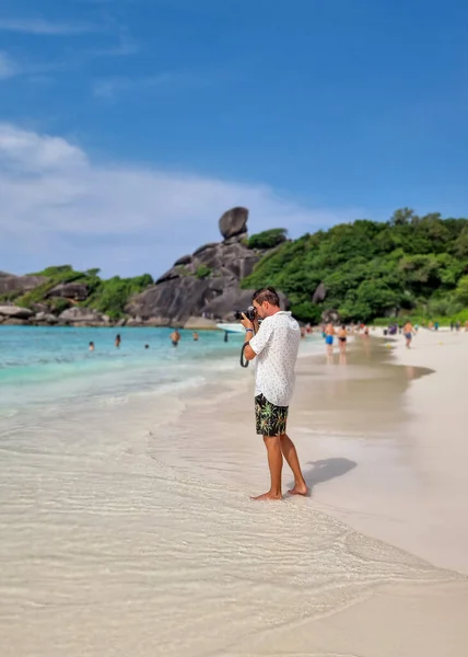 タイのシミラン諸島のビーチで泳ぐ若い男性 — ストック写真