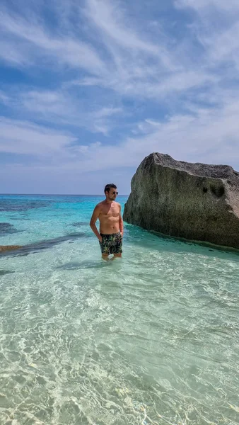 タイのシミラン諸島のビーチで泳いでいる若い白人男性 — ストック写真