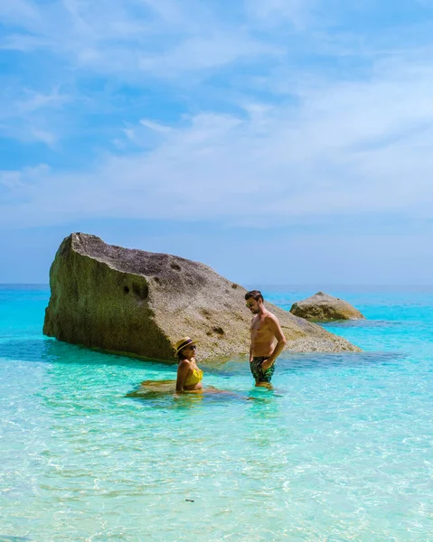 Similan Adaları Tayland Turkuaz Renkli Okyanusunda Yüzen Bir Çift Erkek — Stok fotoğraf