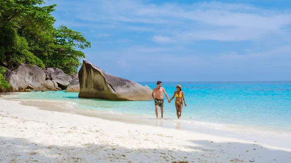 Par Hombres Mujeres Caminando Playa Tropical Blanca Con Turqouse Océano —  Fotos de Stock