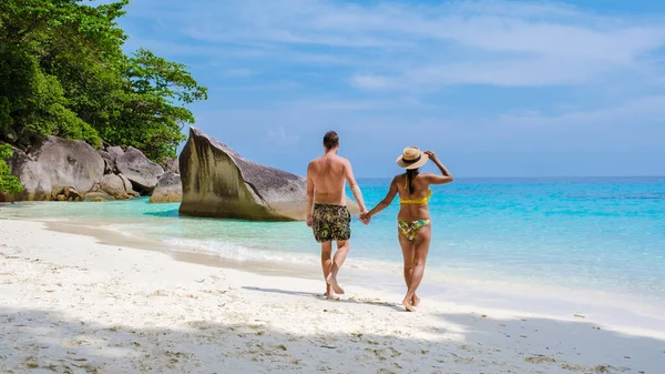 Een Paar Mannen Vrouwen Het Tropische Witte Strand Met Turqouse — Stockfoto