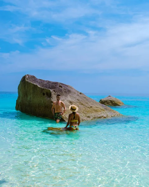 一对夫妇的男人和女人在热带白沙滩上与草屋色的海相似的泰国群岛 — 图库照片