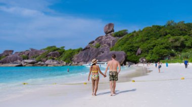 Birkaç erkek ve kadın, Tayland 'ın Similan Adaları' ndaki tropikal adaya seyahate çıktılar.. 