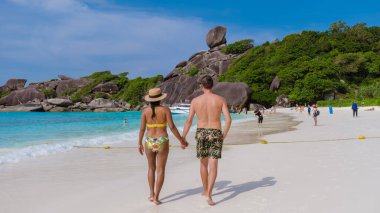 Birkaç erkek ve kadın, Tayland 'ın Similan Adaları' ndaki tropikal adaya seyahate çıktılar.. 