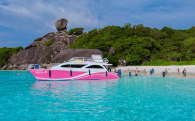 Similan Adaları Phangnga Tayland Kasım 2022, Similan adasında bir tur teknesi olan bir turist.